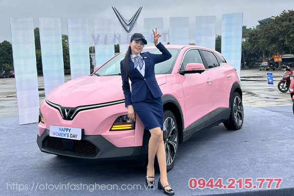 Khách hàng nhận xe VinFast
